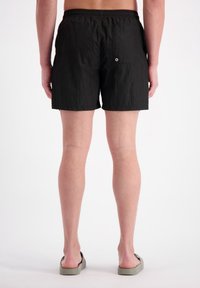 Zwarte zwembroek van lichtgewicht stof, met een elastische tailleband, een achterzak met een opening en een relaxte pasvorm.