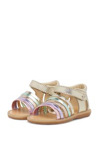 Zlaté sandály s lesklými vícebarevnými popruhy a nastavitelným zapínáním na suchý zip. Ploché, flexibilní podrážky zajišťují pohodlí pro děti.
