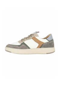 Sneaker da uomo con tomaia in pelle bianca con dettagli in suede grigio, pannello laterale marrone, suola beige e lacci beige.