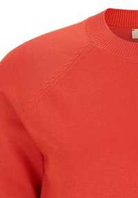 Czerwony sweter na drutach z okrągłym dekoltem, z teksturowanym szwem na ramionach i gładkim, miękkim materiałem.