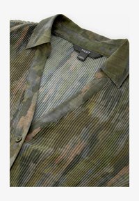 Selected, khaki camo