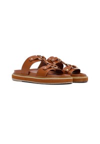 Sandali scivolati in pelle marrone con due ampie cinghie, hardware in argento e una suola spessa caratterizzata da una fascia texturizzata naturale.