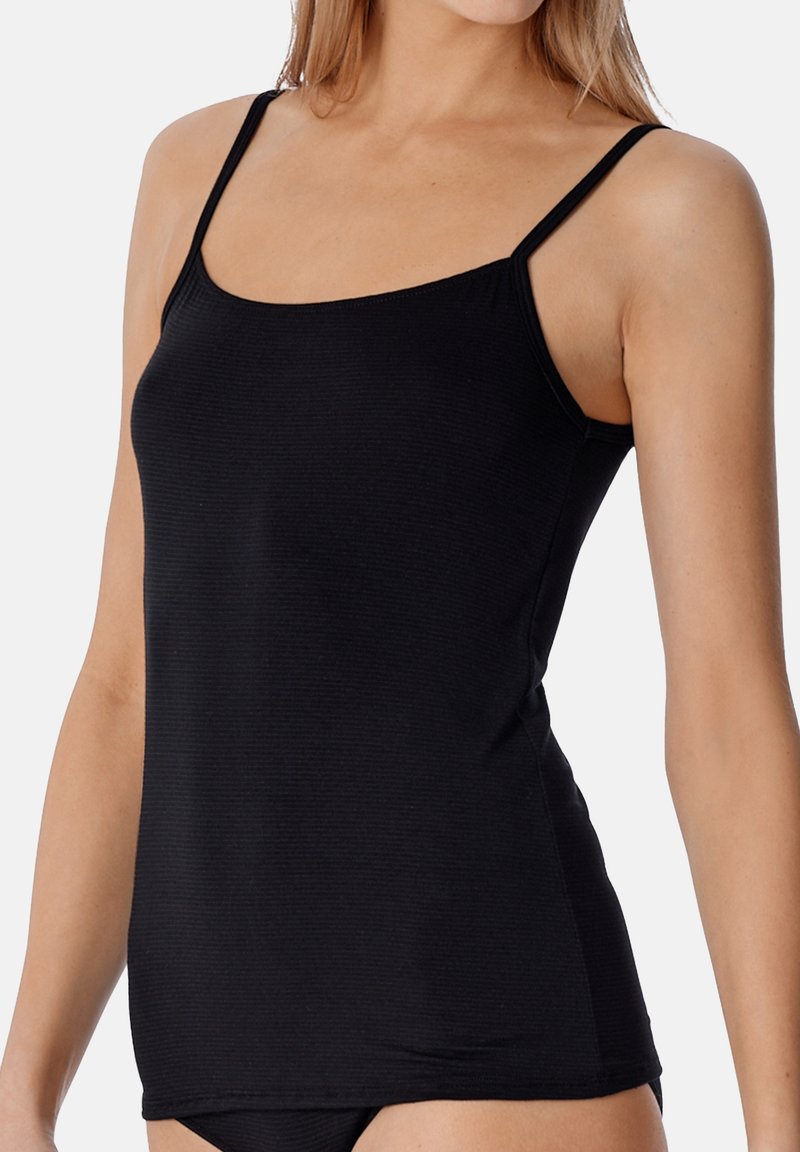 Zwarte camisole met dunne bandjes, geribbelde textuur en een aansluitende pasvorm. Ontworpen om te combineren, de stof lijkt soepel en elastisch.