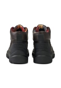 Pár černých kožených bot s tlustými podrážkami a vícebarevným polstrovaným vnitřním límcem, pohled zezadu s nápisem "BOGNER" na patách.