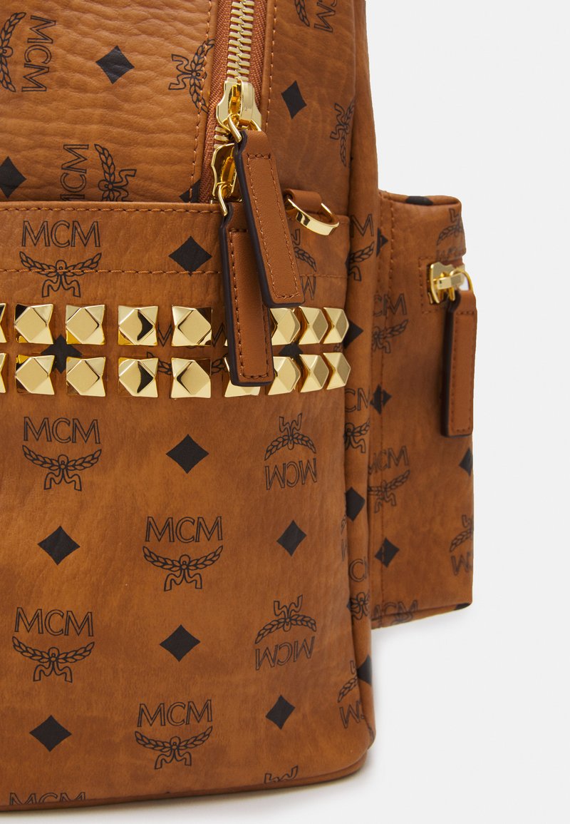 Herren Rucksäcke | MCM STARK SIDE STUDS BACKPACK IN VISETOS Tagesrucksack cognac - VY23598 Herren Rucksäcke | MCM STARK SIDE STUDS BACKPACK IN VISETOS Tagesrucksack cognac - VY23598
