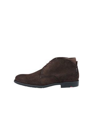 Dunkelbrauner Wildleder-Stiefelette mit Schnürung vorne, schwarzer Sohle und leichtem Absatz, seitlich auf weißem Hintergrund dargestellt.