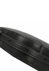 Bolso de cuero negro con una textura suave, con costuras detalladas, forma plana y una correa ajustable con múltiples agujeros para el ajuste de longitud.