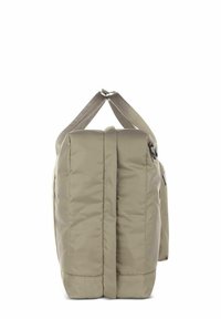 Bolso rectangular beige con textura acolchada, dos asas superiores y una forma aerodinámica. Cuenta con cierre de cremallera y detalles laterales.