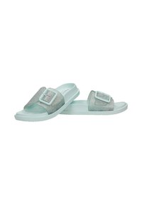 Paire de sandales vert menthe à brides larges et brillantes avec de grandes boucles rectangulaires sur fond blanc.