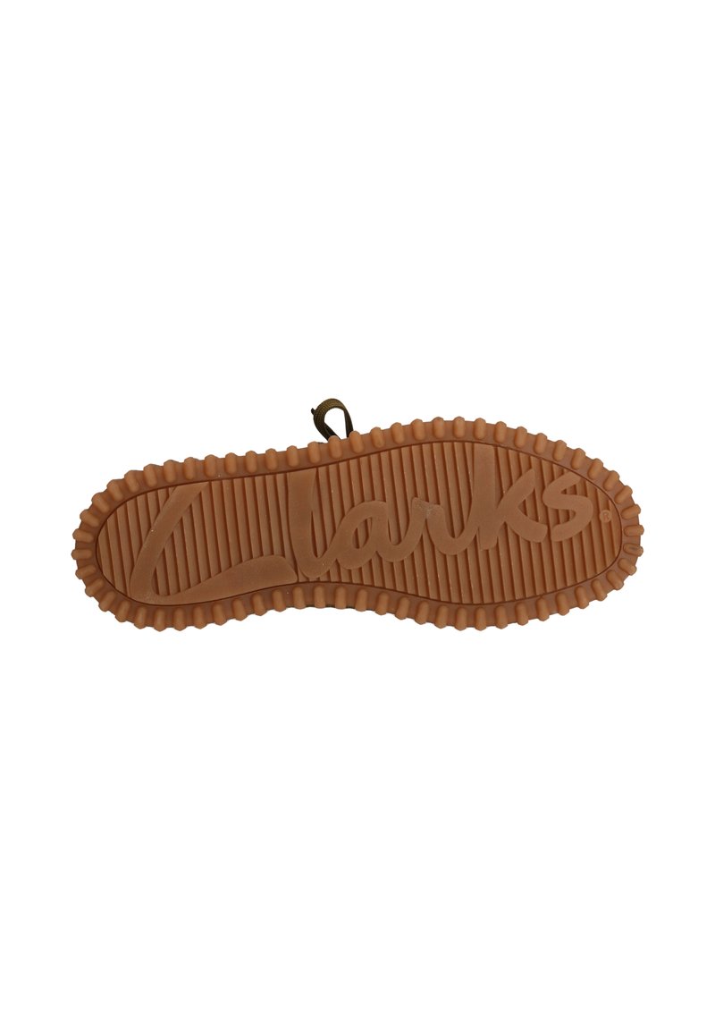 Suela de zapato de goma marrón con surcos texturizados y patrones circulares. Logo de "Clarks" grabado cerca del centro, con un diseño de bordes redondeados.