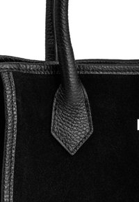 Czarna torebka na ramię z gładkiej skóry, z teksturowanymi zamszowymi elementami, z dwoma mocnymi uchwytami i eleganckim, kanciastym wzorem.