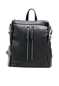 Zwarte leren rugzak met een gestructureerd oppervlak, voorzien van twee ritsvakjes aan de voorkant, een handvat bovenaan en een klein Italiaans vlaggetje als hangertje.