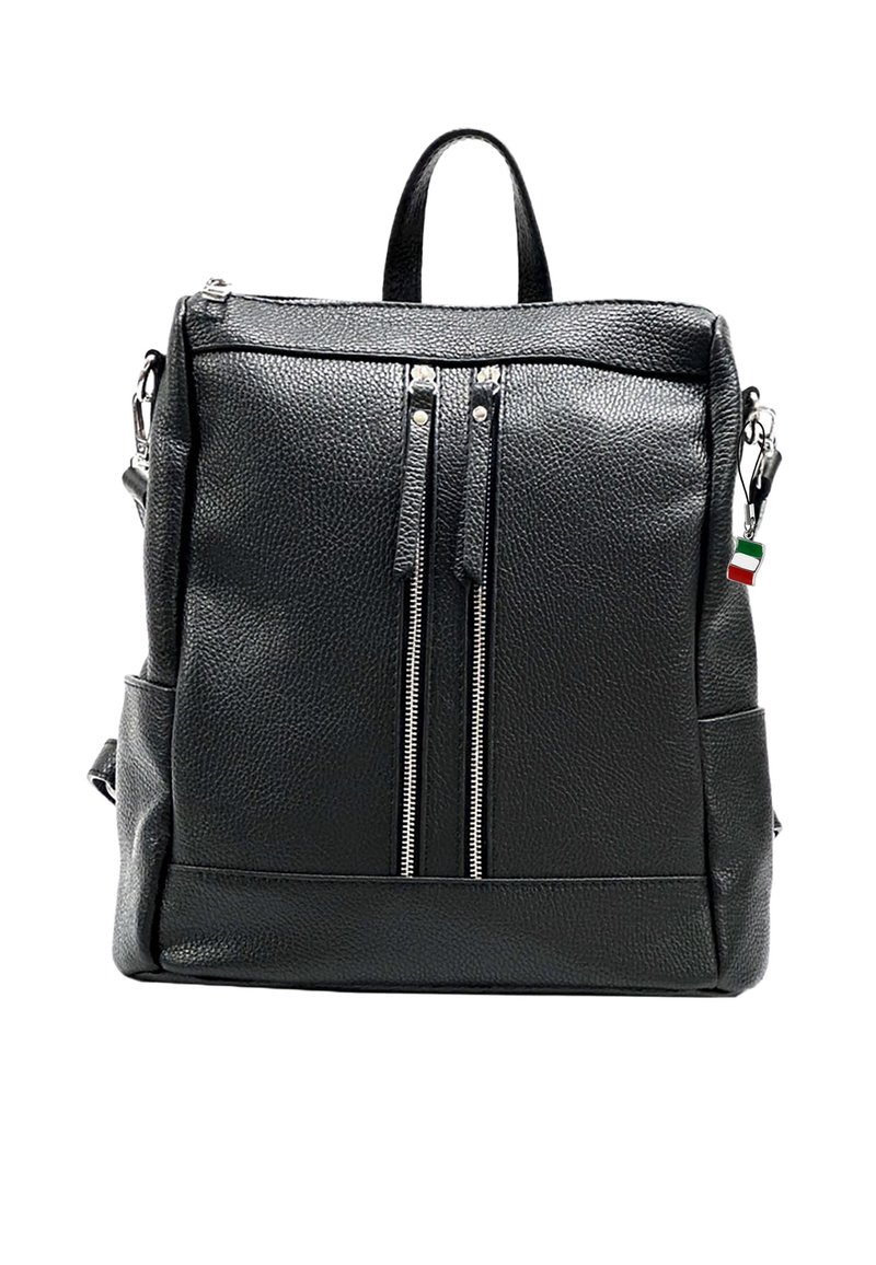 Zwarte leren rugzak met een gestructureerd oppervlak, voorzien van twee ritsvakjes aan de voorkant, een handvat bovenaan en een klein Italiaans vlaggetje als hangertje.