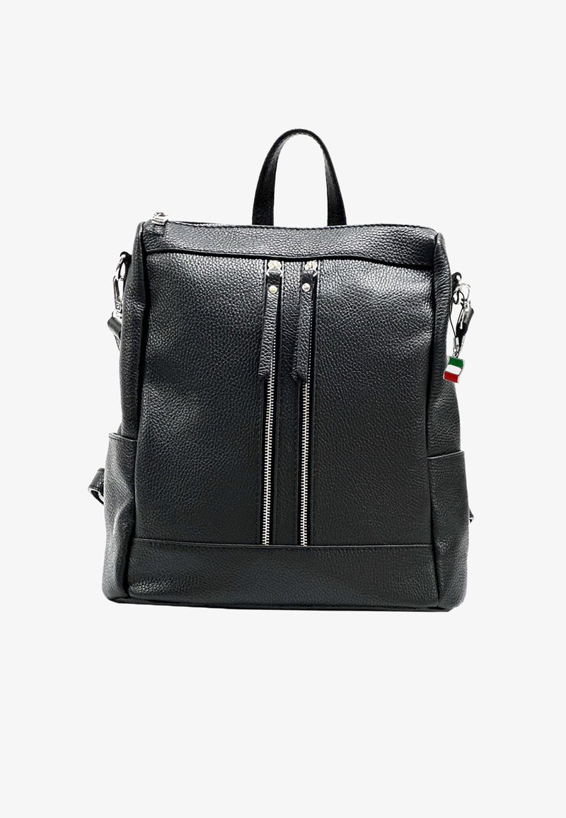 Zwarte leren rugzak met een gestructureerd oppervlak, voorzien van twee ritsvakjes aan de voorkant, een handvat bovenaan en een klein Italiaans vlaggetje als hangertje.