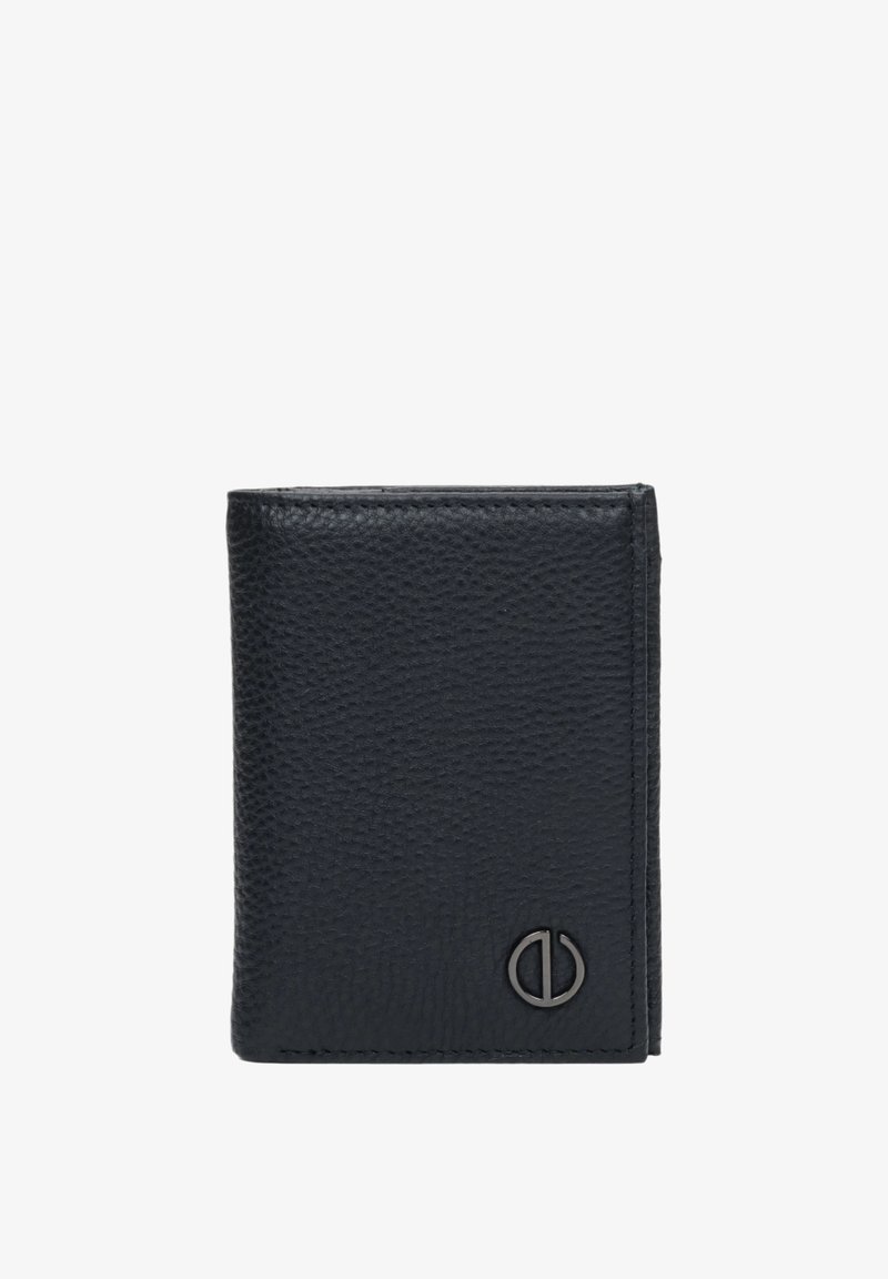 Czarny skórzany portfel o fakturowym wykończeniu, z srebrnym logo z przodu. Kompaktowy, prostokątny kształt z widocznym szwem.