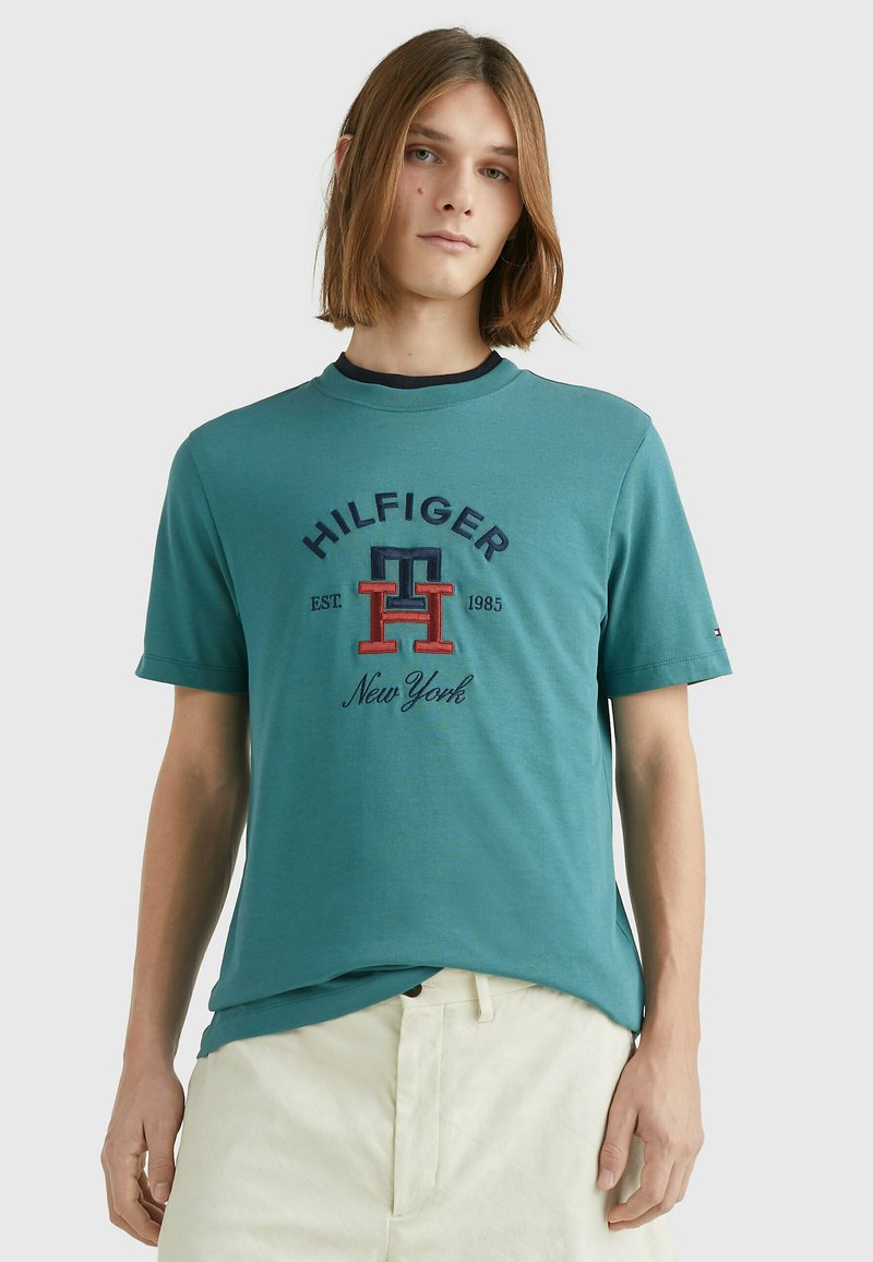 Tommy Hilfiger CURVED MONOGRAM Tshirt imprimé frosted green/vert