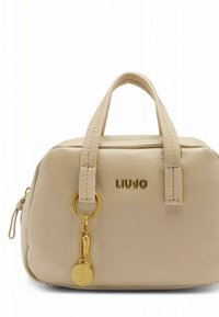 Borsa a mano in pelle beige con due manici corti, chiusura con zip, logo "LIUJO" impresso e accessori dorati con un ciondolo attaccato.