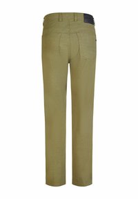 Olivengrønne bukser med lige ben, lavet af et struktureret stof, baglommer og et sort læderlogo på taljebåndet.