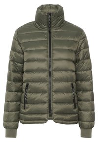 Olijfgroene pufferjack met een hoge kraag, ritssluiting aan de voorkant en elastische manchetten. Bevat twee zijzakken met zwarte ritsen en stiksels.