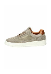 Sneaker in suede grigio con suola in gomma bianca, caratterizzato da un' accentuazione in pelle liscia sul tallone e lacci tono su tono. Nome del marchio in lettere chiare sul lato.