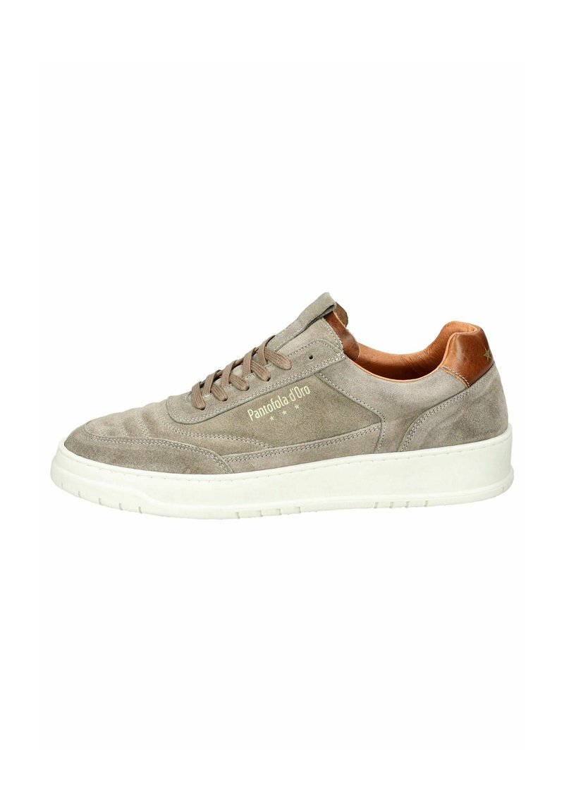 Sneaker in suede grigio con suola in gomma bianca, caratterizzato da un' accentuazione in pelle liscia sul tallone e lacci tono su tono. Nome del marchio in lettere chiare sul lato.