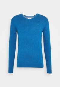 Blauer V-Ausschnitt-Pullover aus weichem Strickstoff. Verfügt über lange Ärmel, gerippte Bündchen und Saum. Dezente Markenkennzeichnung in der Nähe der Brust.