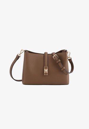 Bolso bandolera de cuero marrón texturizado con correa ajustable y cierre rectangular giratorio en tono dorado en una solapa frontal.