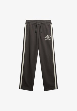 Pantalones deportivos gris oscuro con cintura elástica, cordón, rayas laterales en crema y "SUPER DRY ATHLETICS" impresas en la parte frontal.