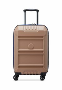 Valigia rigida beige con finitura testurizzata. Presenta un manico telescopico, dettagli blu e quattro ruote nere per la mobilità.