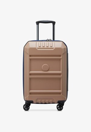 Valigia rigida beige con finitura testurizzata. Presenta un manico telescopico, dettagli blu e quattro ruote nere per la mobilità.