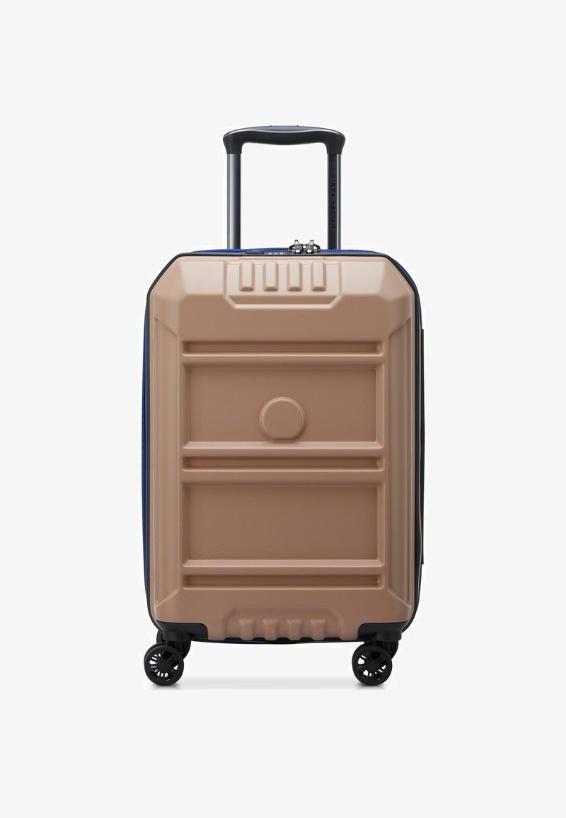 Maleta rígida en beige con un acabado texturizado. Cuenta con un mango telescópico, acentos azules y cuatro ruedas negras para facilitar la movilidad.