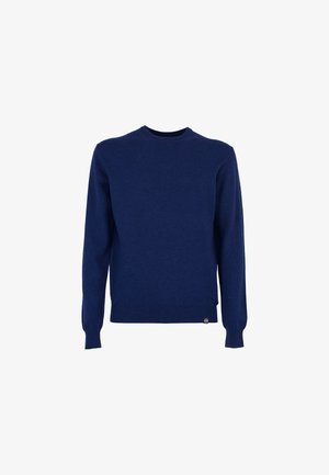 Granatowy sweter dzianinowy z okrągłym dekoltem, długimi rękawami oraz ściągaczami przy mankietach i dołu. Posiada małą metkę z logo na dole.