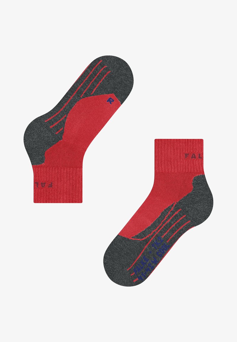 Rode en donkergrijze enkelsokken met een gestructureerd patroon en verstevigde hiel. Voorzien van contrasterende gekleurde patronen en logodetail.