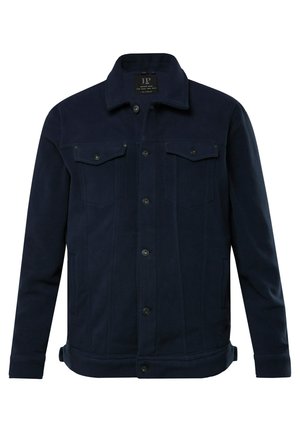 Chaqueta azul marino de material suave, con dos bolsillos en el pecho, cierre de botones y cuello. La costura añade estructura.