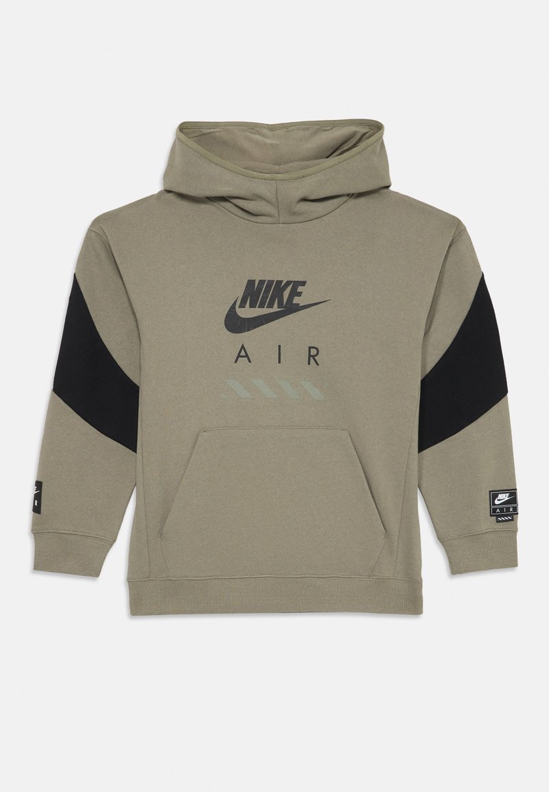 Nike Air hoodie σε ελαιόλαδο χρώμα με μαύρες λεπτομέρειες. Διαθέτει μπροστινή τσέπη, κουκούλα με κορδόνι και μεγάλο λογότυπο τυπωμένο στο στήθος.