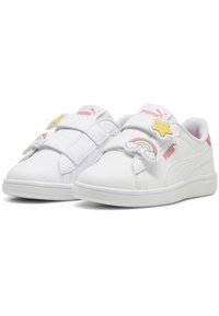 Witte synthetische sneakers met twee klittenbandsluitingen, versierd met kleurrijke regenboog- en sterdetails, en lichtroze accenten op de hak.