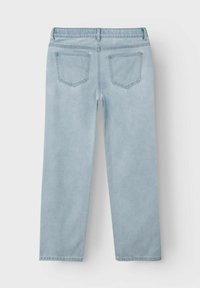 Vaqueros de denim azul claro con corte recto, cinco bolsillos y costuras visibles. La tela tiene una textura suave y un sutil efecto de lavado.