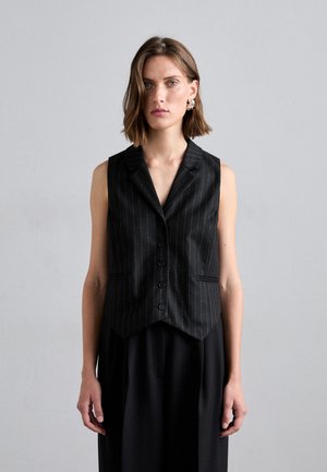 Gilet noir à rayures avec un design ajusté, doté d'un col cranté, de boutons à l'avant et de poches latérales. Silhouette structurée et cintrée.