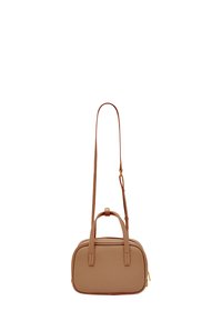 Borsa in pelle marrone chiaro con doppio manico superiore e tracolla rimovibile, caratterizzata da una forma rettangolare e dettagli in metallo dorato.