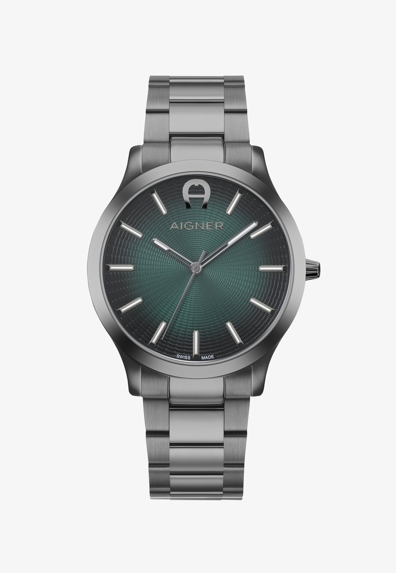 Reloj de pulsera de acero inoxidable con esfera texturizada verde, marcadores de hora en plata, tres agujas, logo de Aigner a las 12 en punto y etiqueta Swiss Made a las 6 en punto.