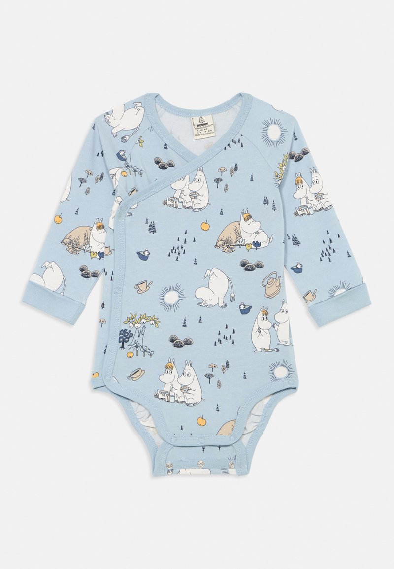 Body blu chiaro a maniche lunghe con design avvolgente, caratterizzato da vari personaggi illustrati, alberi e motivi di sole in bianco e nero.