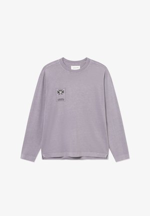 Cămașă cu mâneci lungi, culoare lavandă, cu decolteu rotund și o mică aplicație cu logo imprimat pe partea stângă a pieptului, ce include text și elemente grafice.