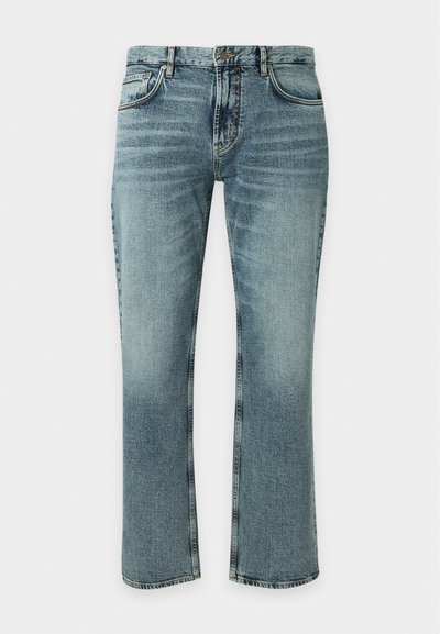 Μπλε τζιν denim με ελαφρώς ξεθωριασμένο πλύσιμο, κλασικό στυλ με πέντε τσέπες, κούμπωμα με κουμπιά και ίσια γραμμή στο κάτω μέρος, σε μονόχρωμο φόντο.