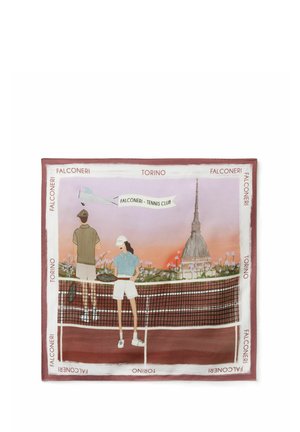 To tennisspillere på en bane med ketsjere, en solnedgangshimmel, et fly, der slæber et banner med teksten "Falconeri - Tennis Club", og Torinos Mole Antonelliana-tårn.