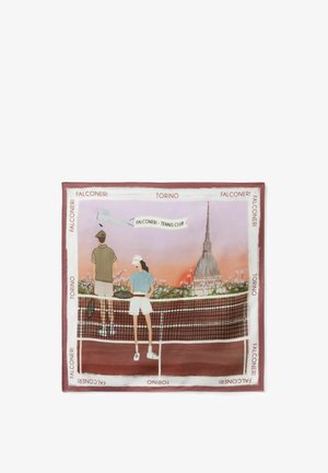 To tennisspillere på en bane med ketsjere, en solnedgangshimmel, et fly, der slæber et banner med teksten "Falconeri - Tennis Club", og Torinos Mole Antonelliana-tårn.