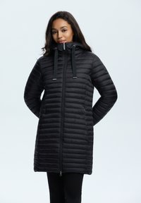 Schwarze Daunenjacke mit Kapuze, vertikal gesteppter Optik, verstellbaren Kordeln und einem Reißverschluss vorne. Glatte Textur.