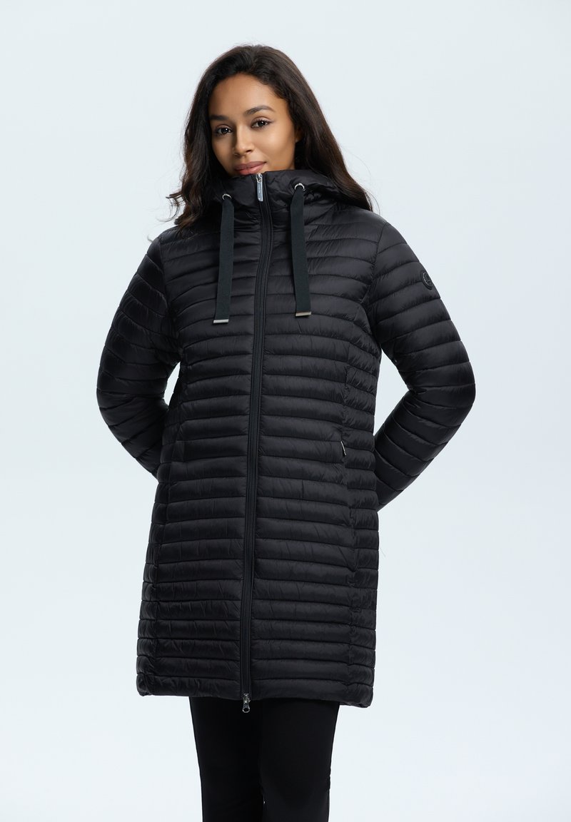 Schwarze Daunenjacke mit Kapuze, vertikal gesteppter Optik, verstellbaren Kordeln und einem Reißverschluss vorne. Glatte Textur.