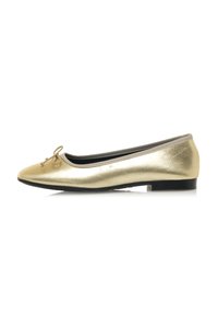 Ballerine en métal doré avec un bout pointu, un petit nœud sur le devant et un petit talon profilé. Texture lisse et design épuré.