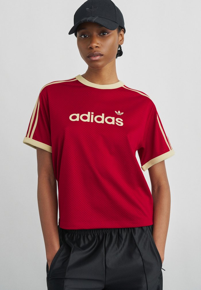 adidas TEE - Camiseta estampada - team victory red/warm vanilla