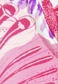 Rožinė gėlių medžiaga su įvairiais rožinės ir purpurinės spalvomis. Išsiskiria lygiu tekstūru ir subtiliais raštų detalėmis. Siūtos briaunos kontrastinga siūle.